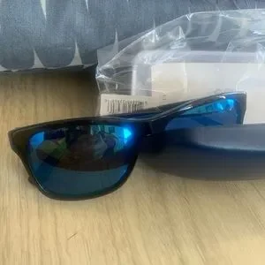 Lacoste blue mirror sunglasses, brand new with hard shell case Lacoste | Accessories | Lacoste Blue Mirror Sunglasses Brand  main image 2